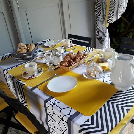 Les Mesanges Bed & Breakfast *